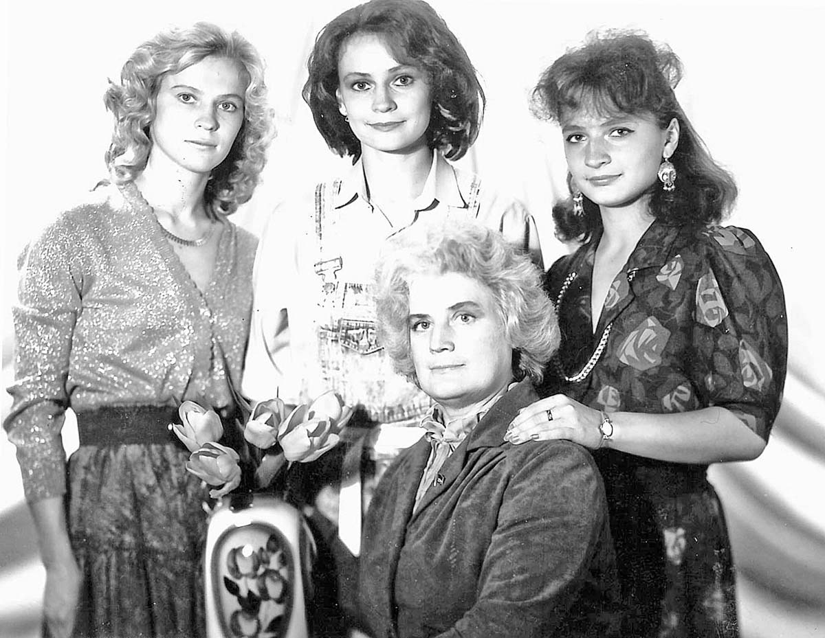 Любовь Даниловна с дочерьми. Фото из архива Любови Ломовцевой.