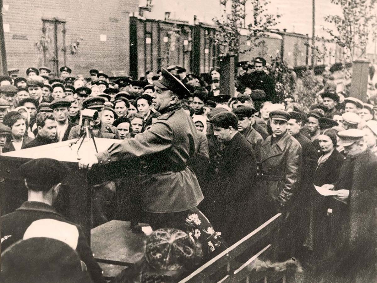 М. Старостин на митинге перед отправкой рыбы в Ленинград. Фото из ар-хива Мурманского морского торгового порта. М. Старостин на митинге перед отправкой рыбы в Ленинград. Фото из ар-хива Мурманского морского торгового порта.