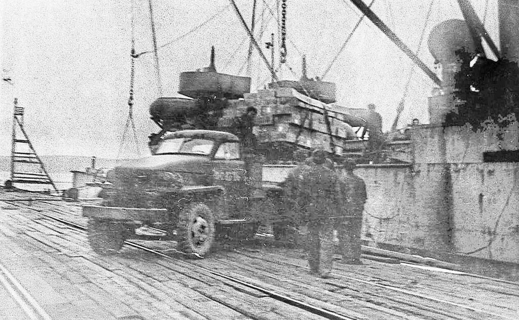 Разгрузка военного оборудования. Фото из архива Мурманского морского торгового порта.