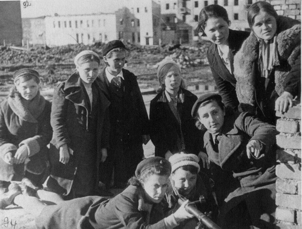Мурманчанки на занятиях по гражданской обороне, 1942 г. Фото из архива Мурманского областного краеведческого музея. Мурманчанки на занятиях по гражданской обороне, 1942 г. Фото из архива Мурманского областного краеведческого музея.