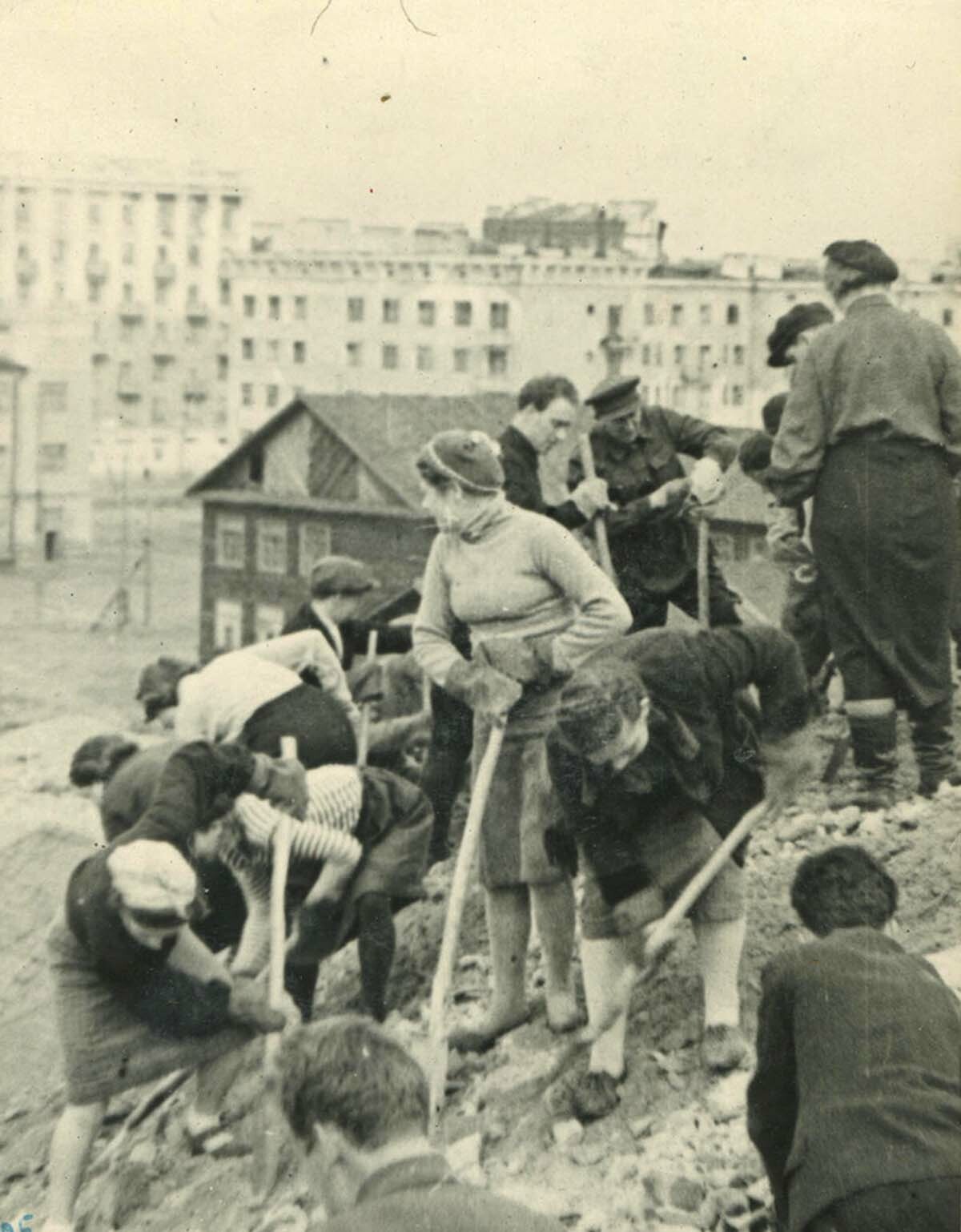 Мурманчане на строительстве бомбоубежища. Фото из архива Мурман-ского областного краеведческого музея. Мурманчане на строительстве бомбоубежища. Фото из архива Мурман-ского областного краеведческого музея.
