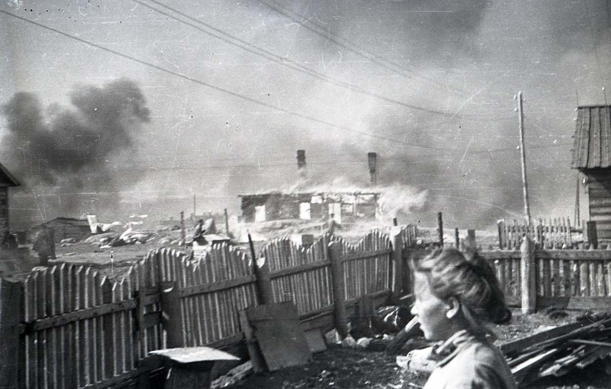 Мурманск в огне. Фото Константина Моисеева. Мурманск в огне. Фото Константина Моисеева.