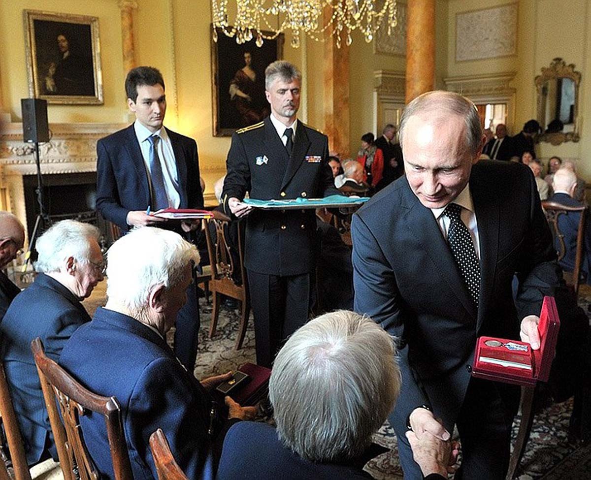 Путин вручает награды английским ветеранам северных конвоев, 2013 год. Фото с сайта kremlin.ru Путин вручает награды английским ветеранам северных конвоев, 2013 год. Фото с сайта kremlin.ru