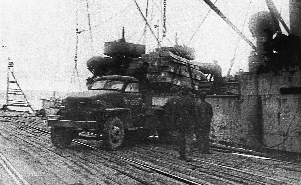Выгрузка снарядов. Фото из фондов ГАМО. Выгрузка снарядов. Фото из фондов ГАМО.
