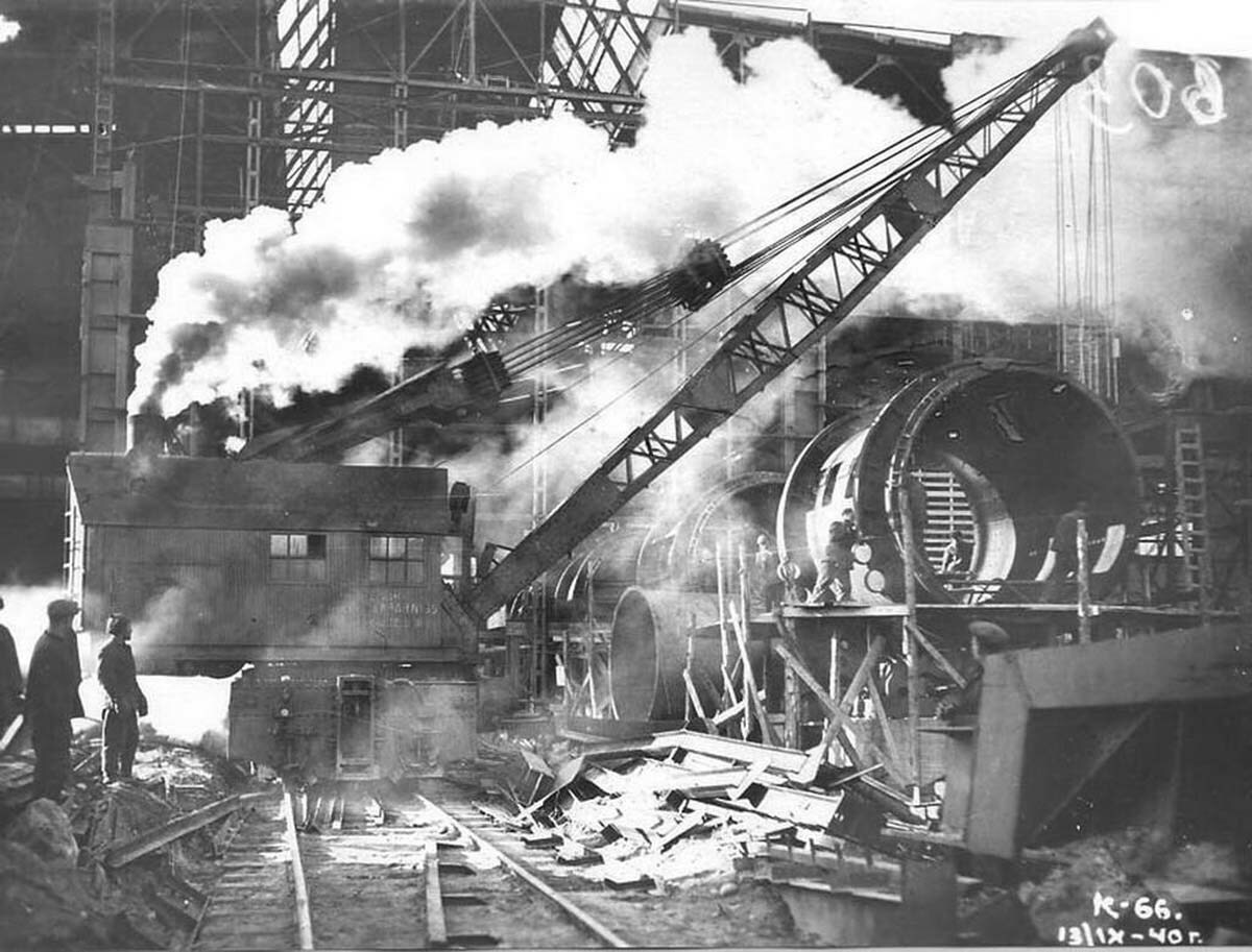 Монтаж агрегатов в электроплавильном цехе в Мончегорске. 1940 г. Монтаж агрегатов в электроплавильном цехе в Мончегорске. 1940 г.