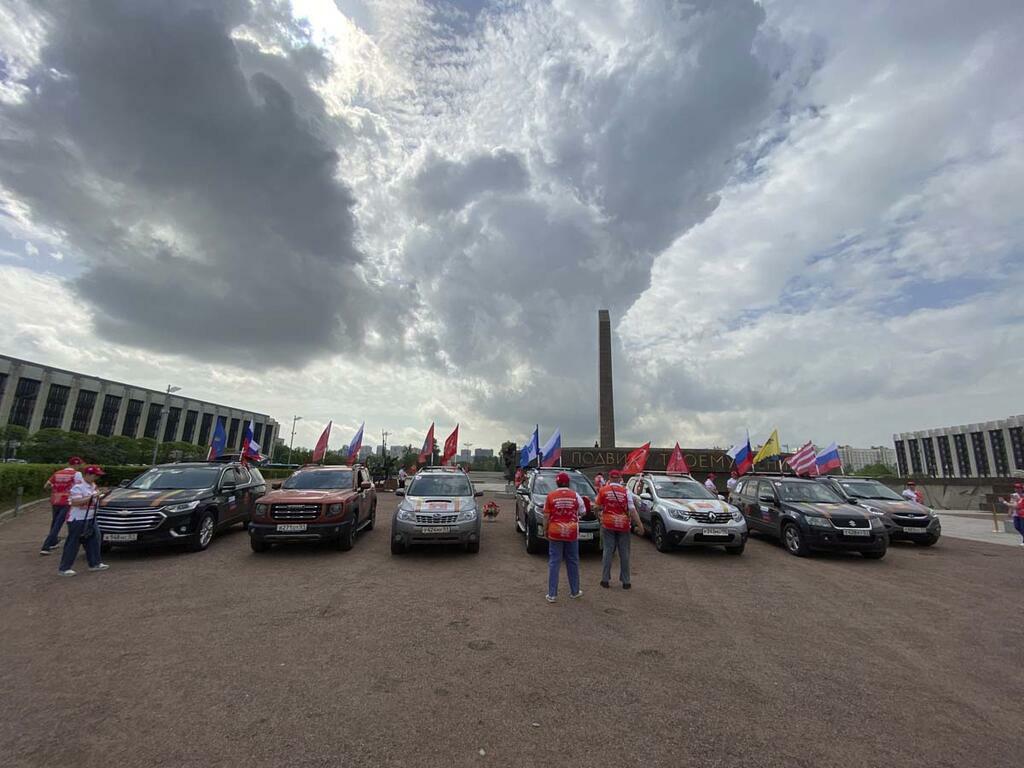 Автопробег прибыл в город-герой Ленинград. Фото: Илья Виноградов. Автопробег прибыл в город-герой Ленинград. Фото: Илья Виноградов.