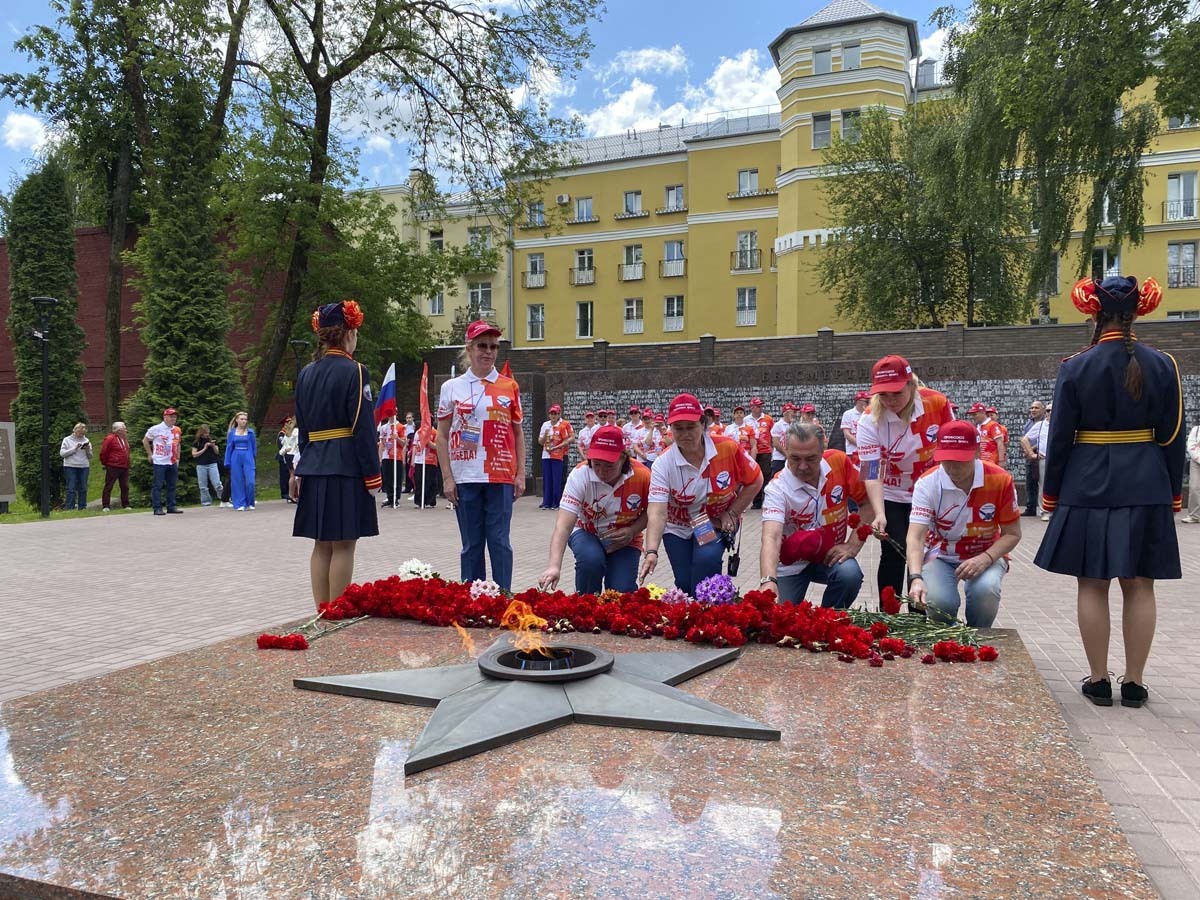 Северяне возложили цветы к Вечному огню в Смоленске. Фото: Илья Виноградов. Северяне возложили цветы к Вечному огню в Смоленске. Фото: Илья Виноградов.