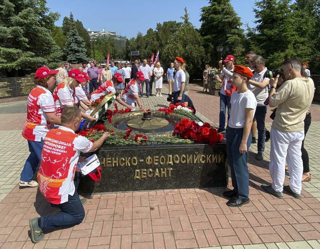 Цветы легли к Вечному огню в Керчи. Фото: Илья Виноградов. Цветы легли к Вечному огню в Керчи. Фото: Илья Виноградов.
