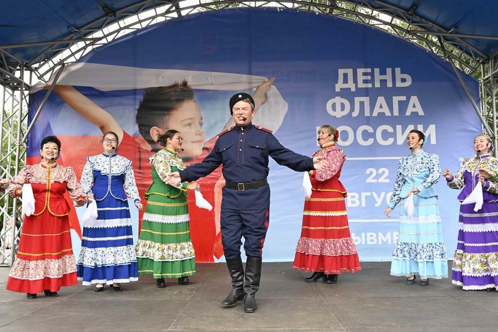 Бело-сине-красный стяг - один из главных символов России наряду с гербом и гимном Бело-сине-красный стяг - один из главных символов России наряду с гербом и гимном