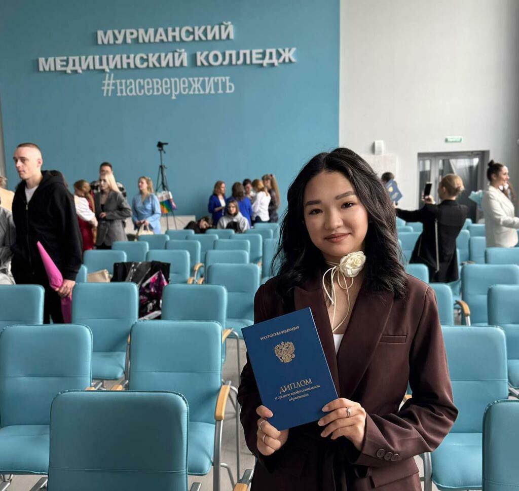 Диплом на руках. Диана - старшая дочь Удырбаевых выходит во взрослую жизнь. Фото из семейного архива Удырбаевых. Диплом на руках. Диана - старшая дочь Удырбаевых выходит во взрослую жизнь. Фото из семейного архива Удырбаевых.