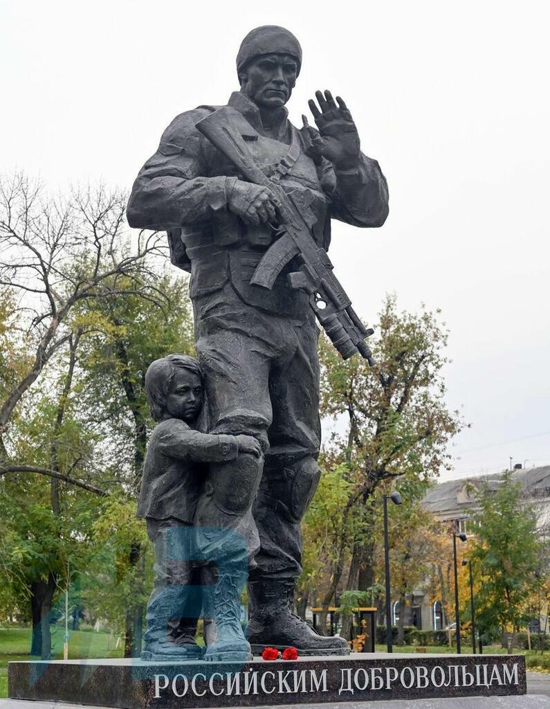 Памятник российским добровольцам в Луганске. Фото: Лев Федосеев.