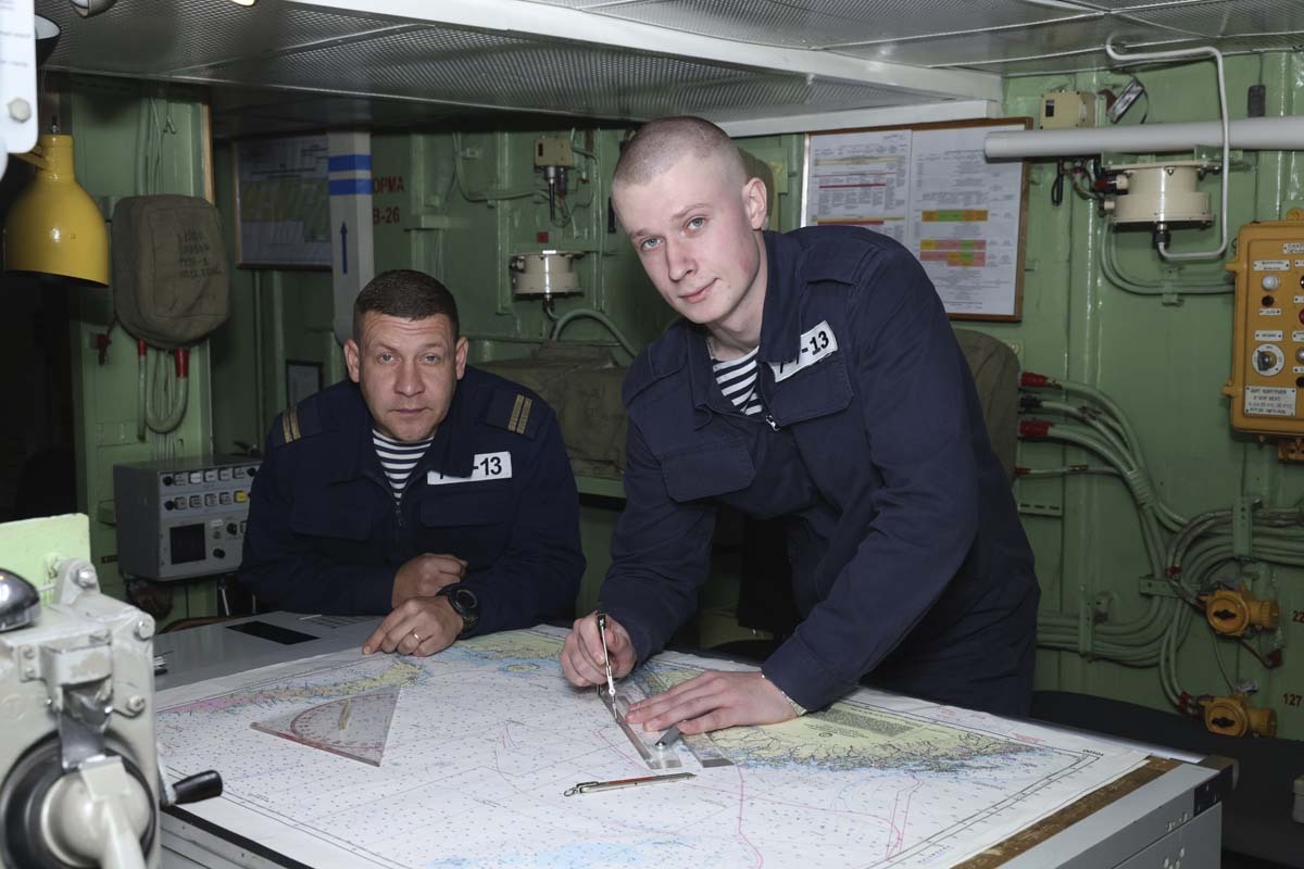 Специалисты БЧ-7 наносят морскую обстановку на карту. Специалисты БЧ-7 наносят морскую обстановку на карту.