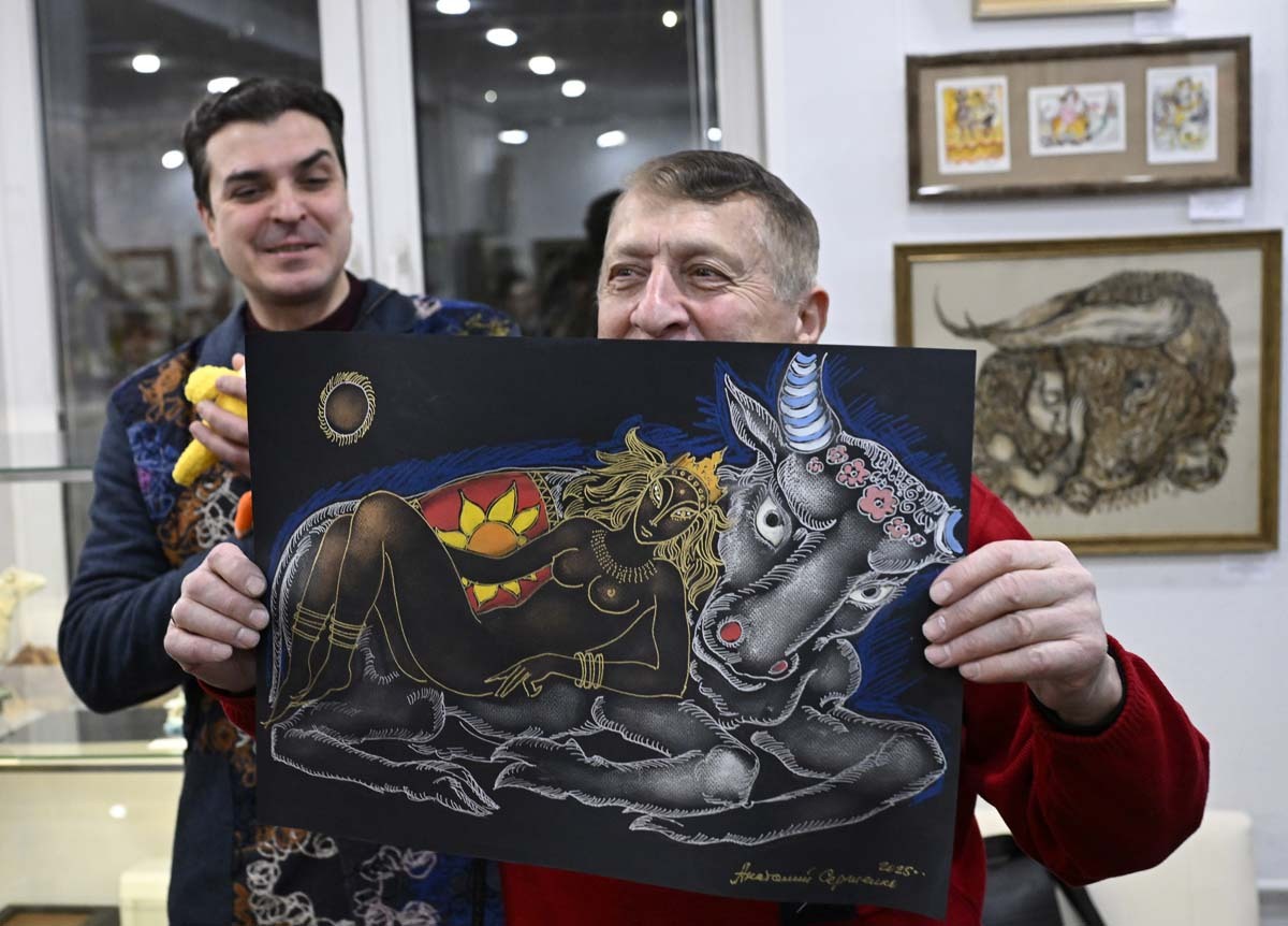 Анатолий Сергиенко дарит очередную «Европу» Алексею Макарову. Фото Льва Федосеева. Анатолий Сергиенко дарит очередную «Европу» Алексею Макарову. Фото Льва Федосеева.