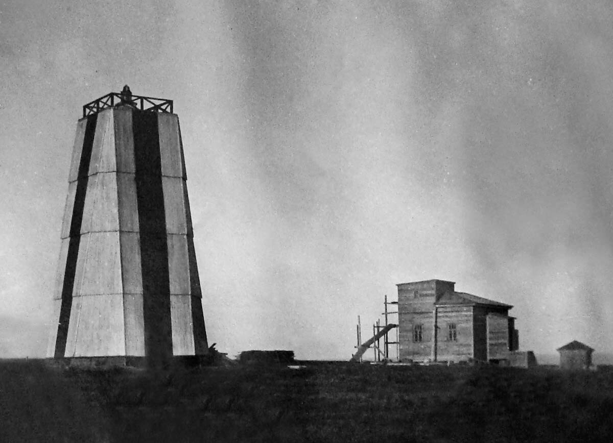 Маяк и пост на Колгуеве. Фото из коллекции автора. Маяк и пост на Колгуеве. Фото из коллекции автора.