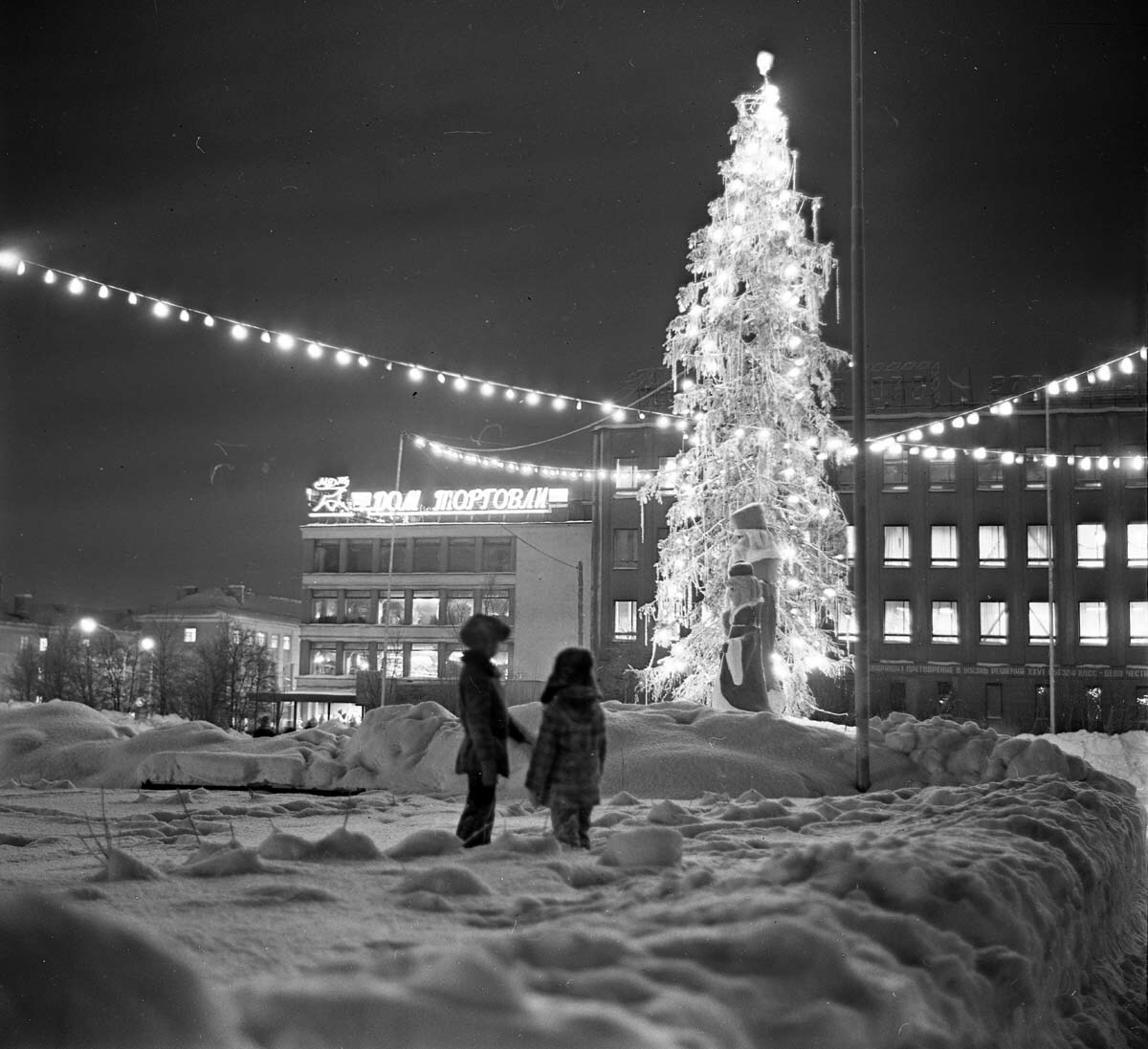 Елка в Мурманске у Дома торговли, 1983 г. Фото из архива автора. Елка в Мурманске у Дома торговли, 1983 г. Фото из архива автора.