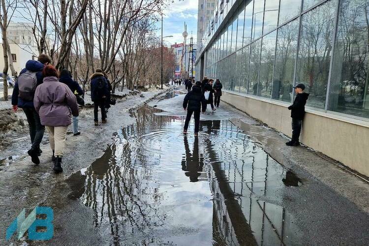&laquo;Ее Величество Лужа&raquo;. Апрель 2025-го. Фото: Сергей Ещенко.
