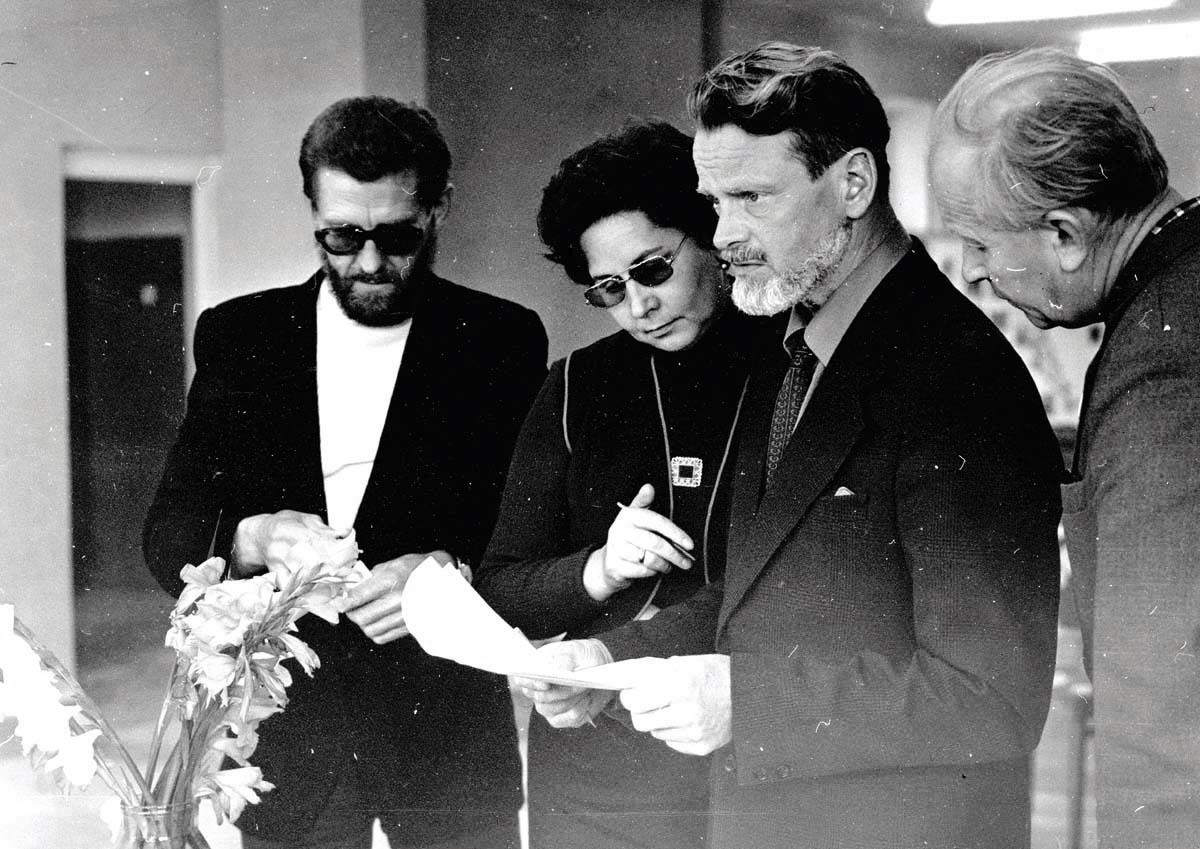На конференции, посвященной 50-летию заповедника (1982 г.). Бианки - тре-тий слева. Фото из архива заповедника. На конференции, посвященной 50-летию заповедника (1982 г.). Бианки - тре-тий слева. Фото из архива заповедника.