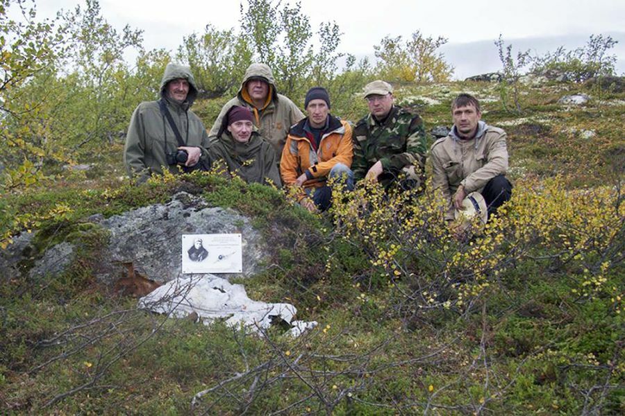 из архива мемориально-исследовательской группы Мемориальная табличка на месте гибели Алексея Небольсина.