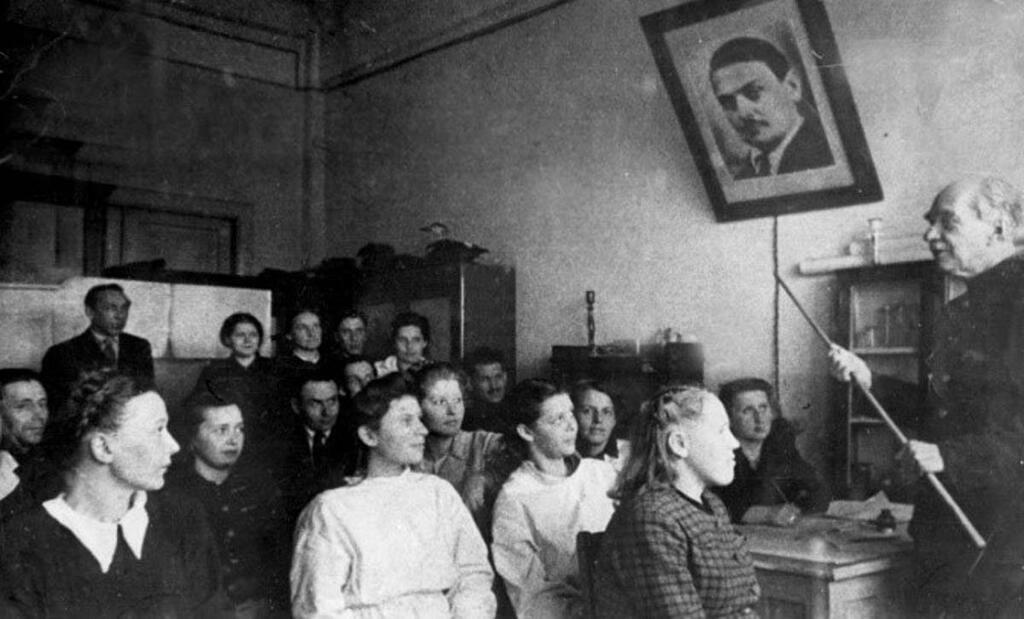 предоставлено пресс-службой ПИНРО. Профессор М. П. Сомов в лаборатории донных рыб.