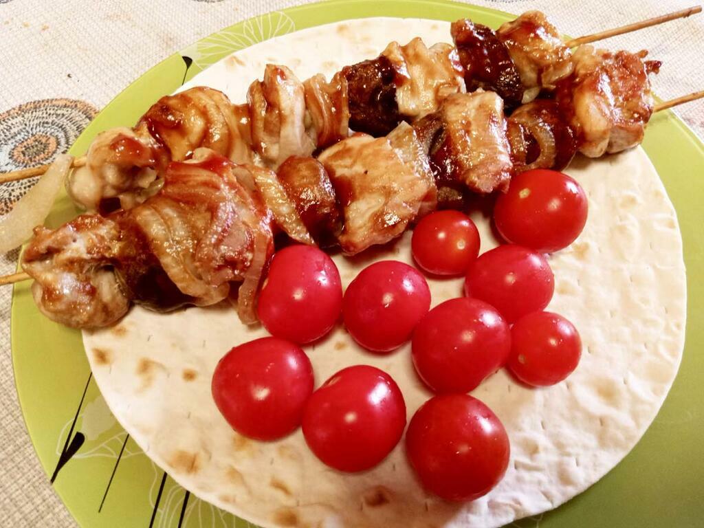 Александры Усовой. Шашлык из куриного бедра с шампиньонами в глазури из соуса барбекю.