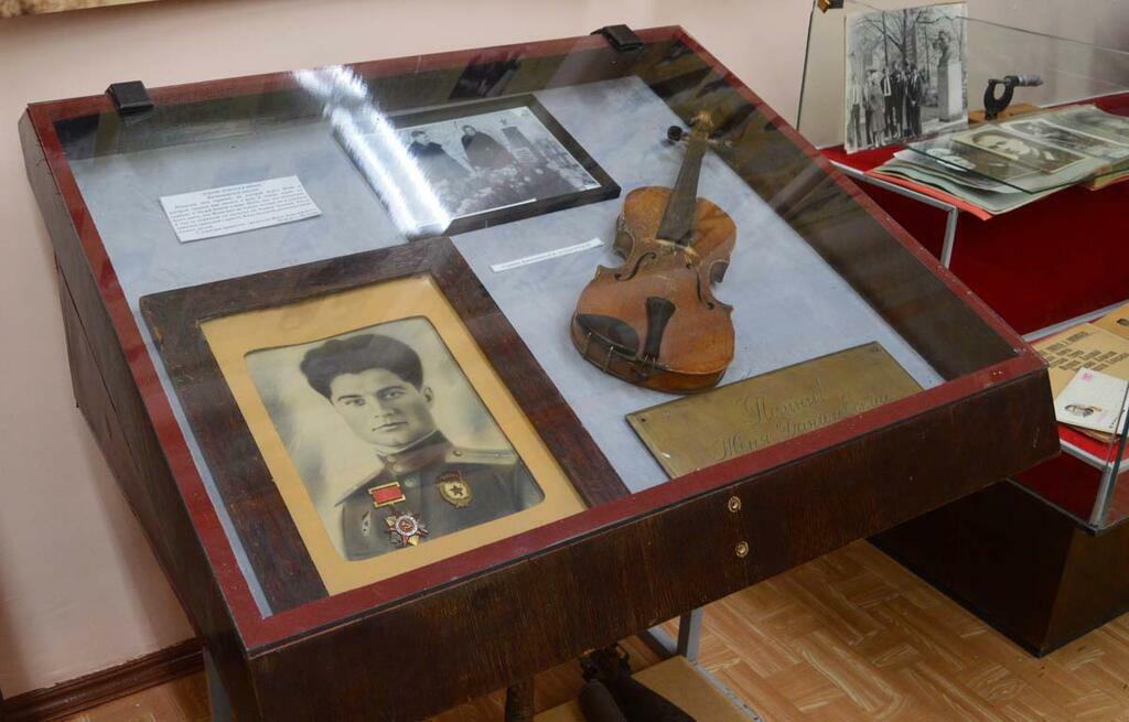 Елены Дмитриевой. Стенд, посвященный Евгению Данилевскому, с его скрипкой.