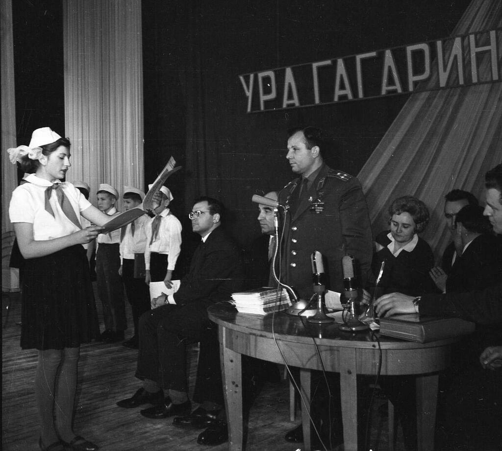 Елены Дмитриевой. Юрий Гагарин на встрече с детьми.
