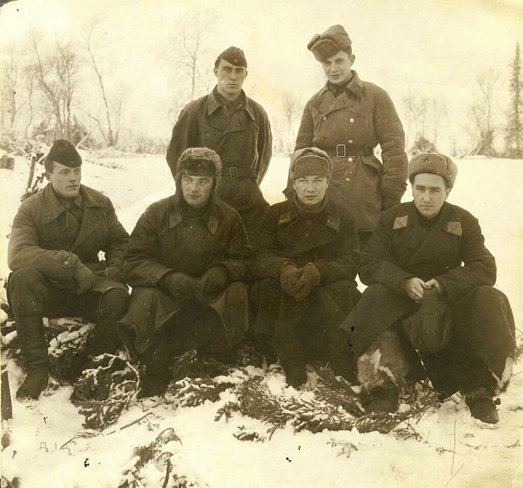 Елены Дмитриевой. 1942 год, Иван Юшинов, Георгий Громов, Иван Жариков, Алексей Хлобыстов, встали за спиной Виктор Крымский и Михаил Бычков - пилоты знаменитой эскадрильи «Комсомолец Заполярья».