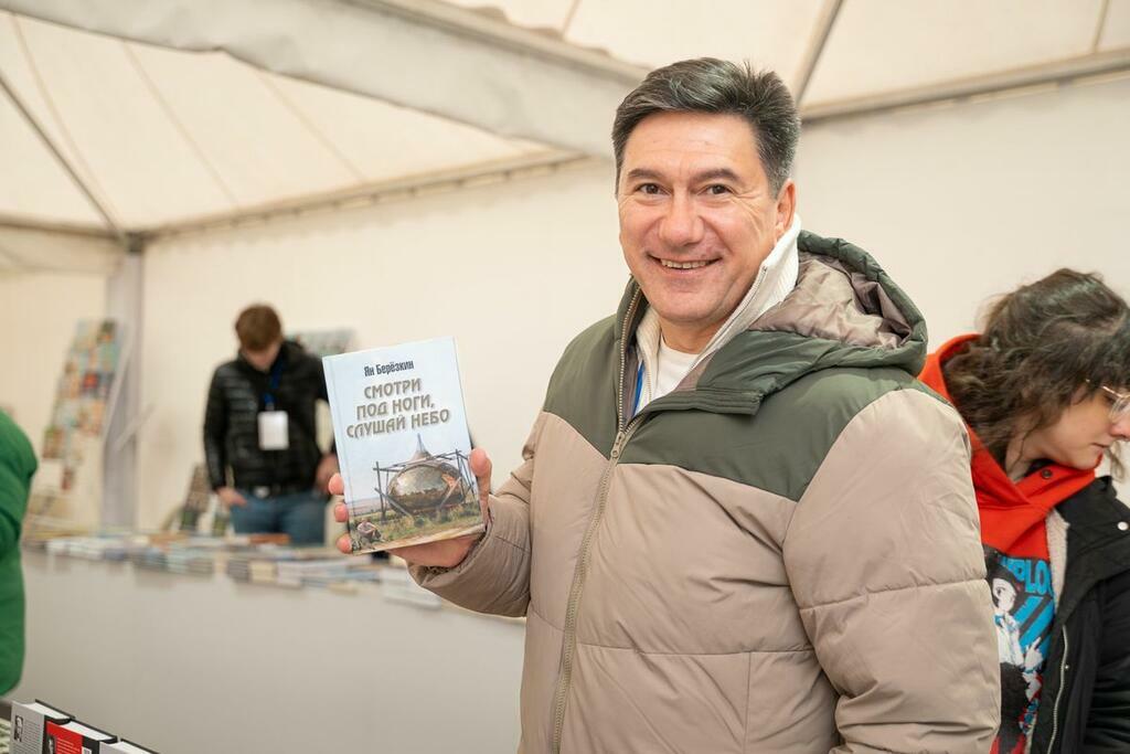 Ян Березкин со своей книгой. Фото с сайта правительства Мурманской области.