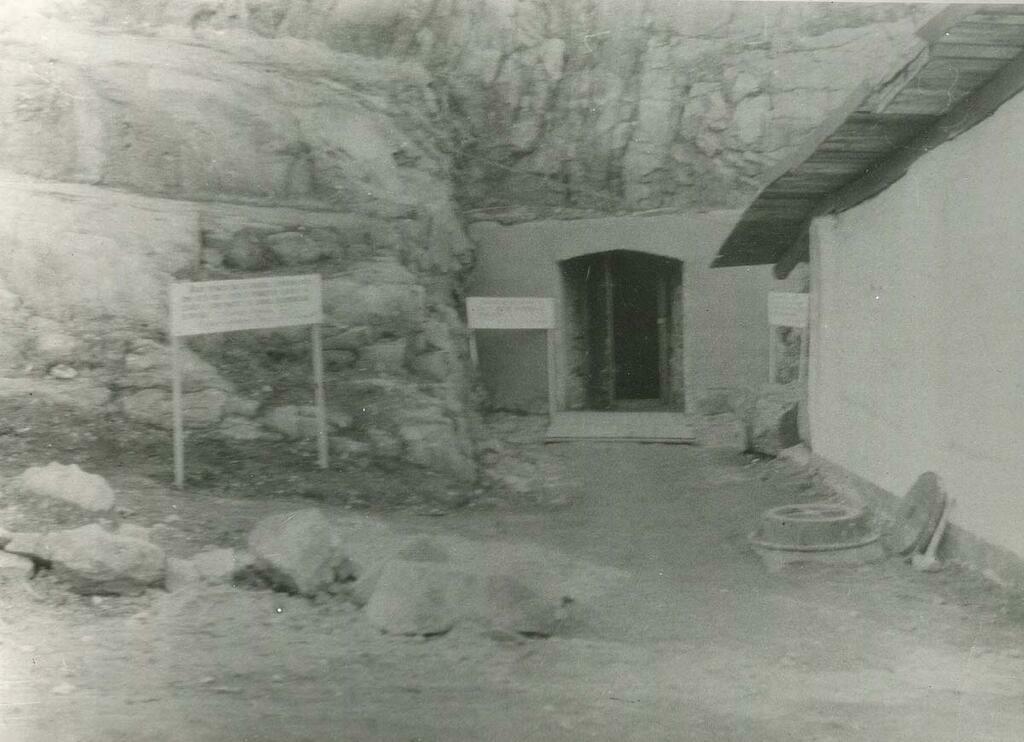 из фондов музея. Вход в скальное отделение госпиталя. 1944 г.