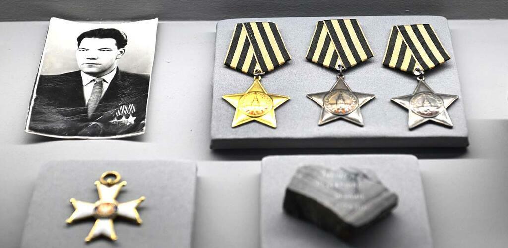 Сергея Ещенко. Фрагмент экспозиции, где представлен кусок от подграфинного стола из кабинета Адольфа Гитлера, отбитый Алексеем Михайловичем Мухиным после взятия Рейхстага 9 мая 1945 г.