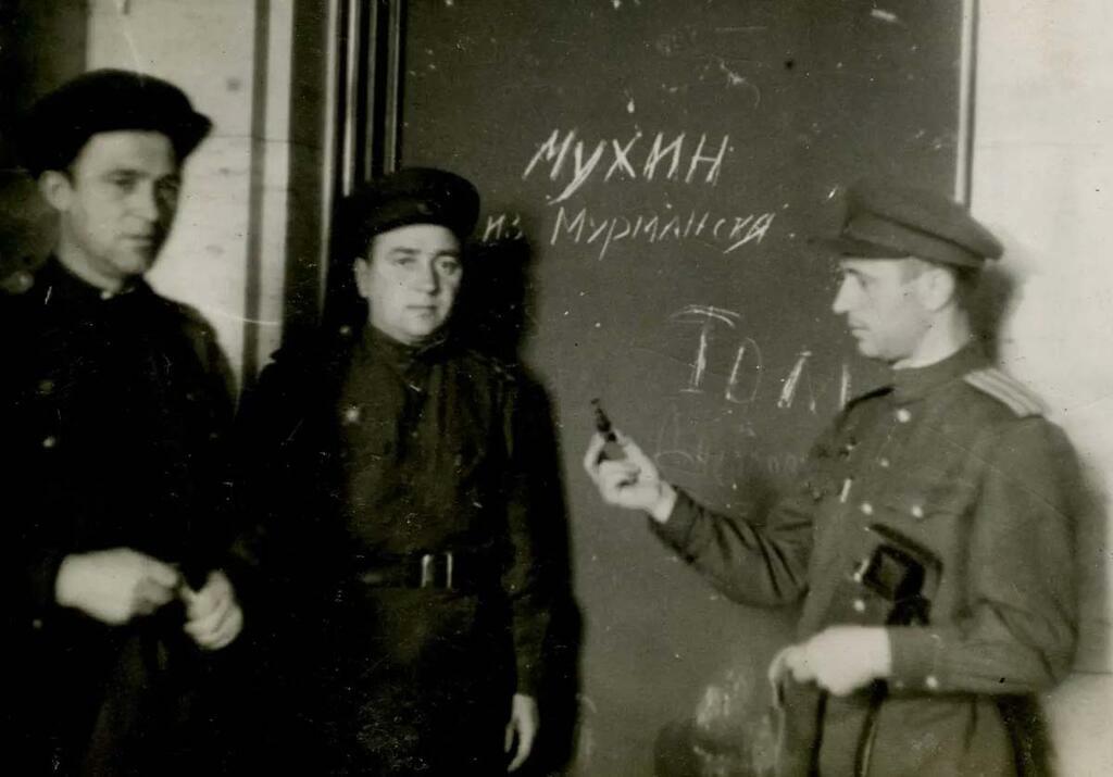 из фондов Мурманского краеведческого музея. Надпись на двери кабинета Адольфа Гитлера.