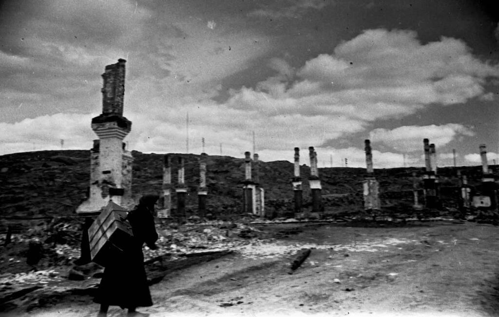из фондов Мурманского краеведческого музея. Сгоревший Мурманск, 1942 год, фото Е. А. Халдея.