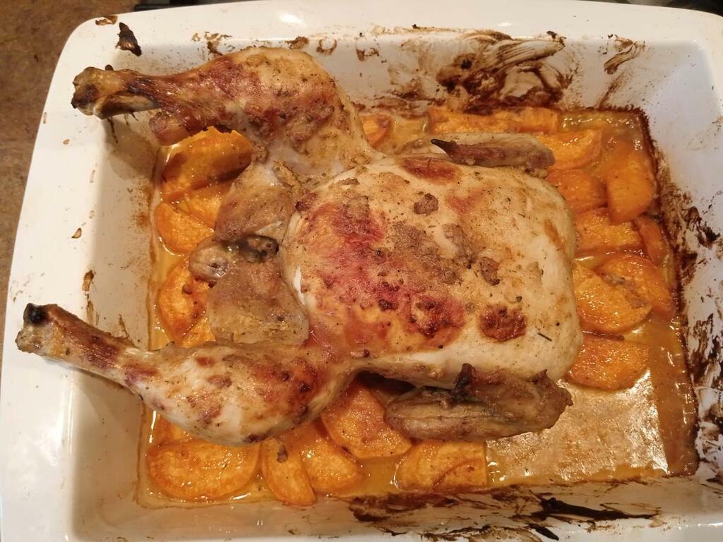 Курица, запеченная с бататом.