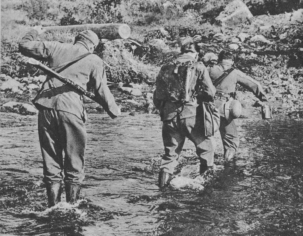 из коллекции Евгения Мироничева. Немецкие войска передвигаются в районе Куолаярви.